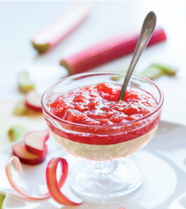Eine Schale Rhabarberkompott mit Löffel, frisch und lecker