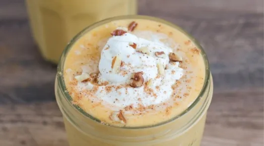 Cocktail mit Kürbispüree und Kollagen